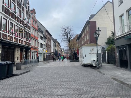 Gute zwei Stunden vor Beginn des Zochs ist die Düsseldorfer Altstadt noch wie leergefegt.Foto: Tempels/Tonight News