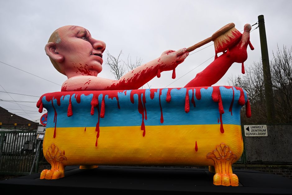 Ein Mottowagen zeigt den russischen Präsidenten Putin der in einer Badewanne in den ukrainischen Nationalfarben ein "Blutbad" nimmt. Foto: Federico Gambarini/dpa