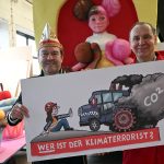 Wagenbauer Jacques Tilly (r), und Hans-Jürgen Tüllmann, Geschäftsführer des Comitee Düsseldorfer Carneval, präsentieren einen Entwurf für den Mottowagen 
