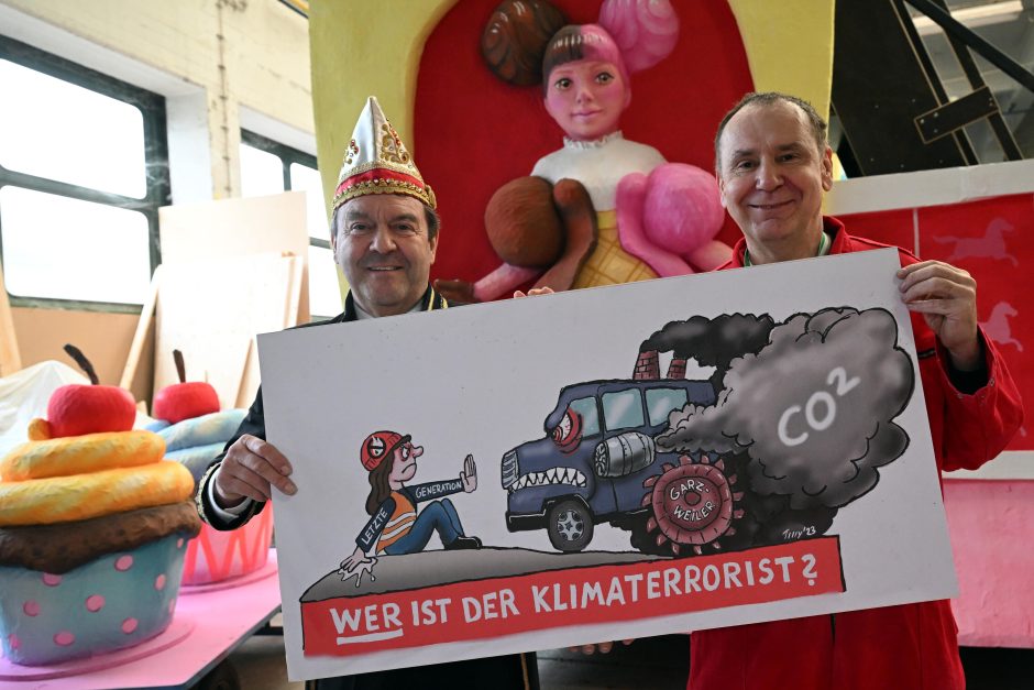 Wagenbauer Jacques Tilly (r), und Hans-Jürgen Tüllmann, Geschäftsführer des Comitee Düsseldorfer Carneval, präsentieren einen Entwurf für den Mottowagen 