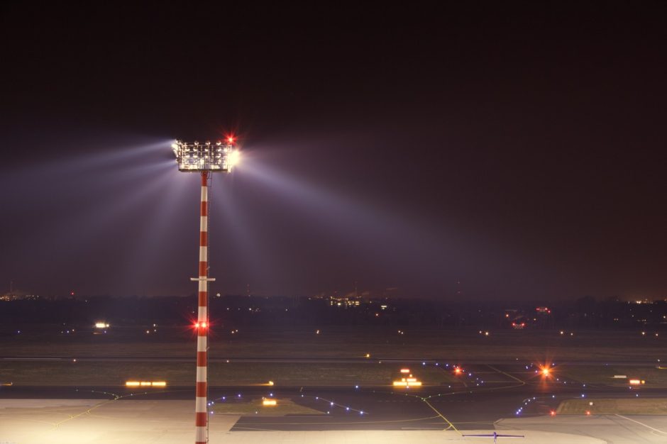 Flughafen Düsseldorf bei Nacht