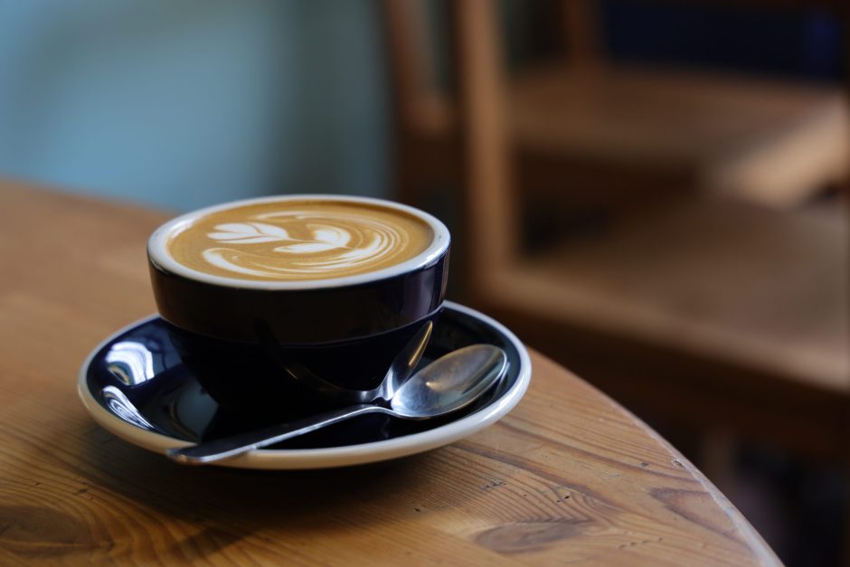 Kaffee,Coffee,Latte,Art,On,The,Wood,Desk,In,Coffee,Shop