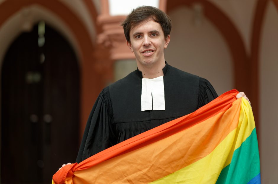 Pfarrer Tim Lahr Köln LGBTQ Regenbogenfahne
