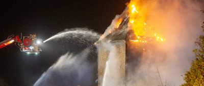 Kirche in Tagebau-Dorf Morschenich brennt