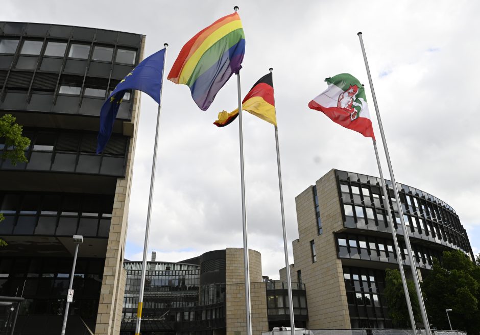 Regenbogenflagge vor NRW-Landtag