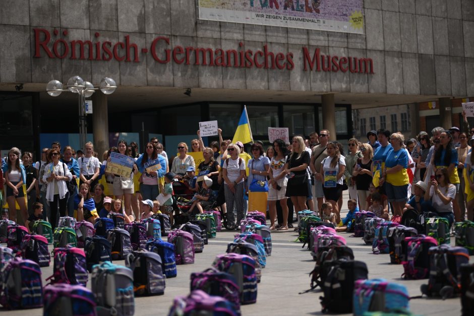 Schulranzen vor Kölner Dom - Solidarität mit Kindern in Ukraine