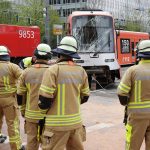 Straßenbahn mit LKW in Düsseldorf kollidiert