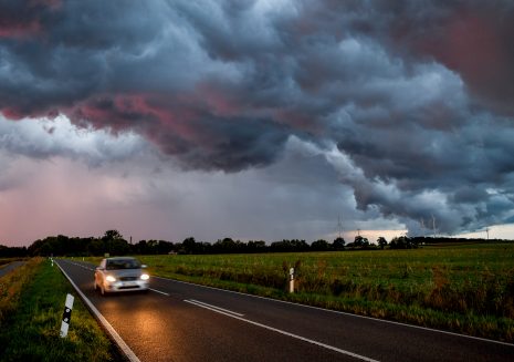 Im Auto und Camper: Richtig bei Gewitter verhalten
