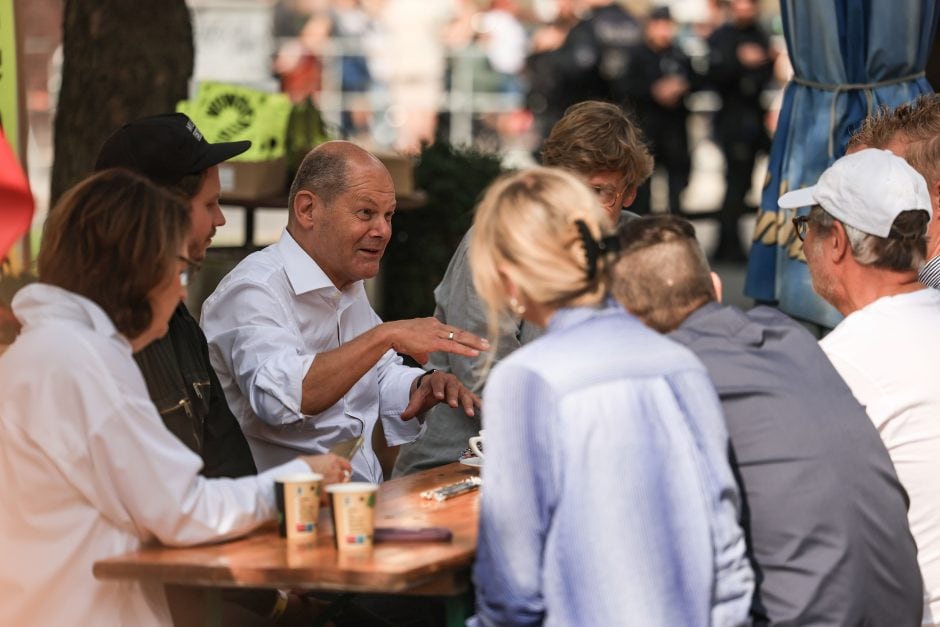 Bundeskanzler Olaf Scholz besucht ein Büdchen