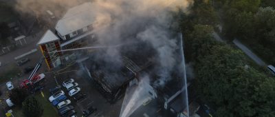 Feuer in Autowerkstatt in Oberhausen – Rauch bis Mülheim