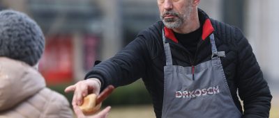 Koch Volker Drkosch grillt für Obdachlose auf der Königsallee