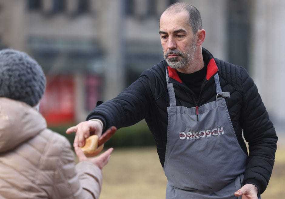 Koch Volker Drkosch grillt für Obdachlose auf der Königsallee