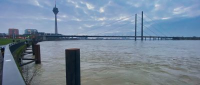 Hochwasser Rhein Düsseldorf Skyline Rheinturm