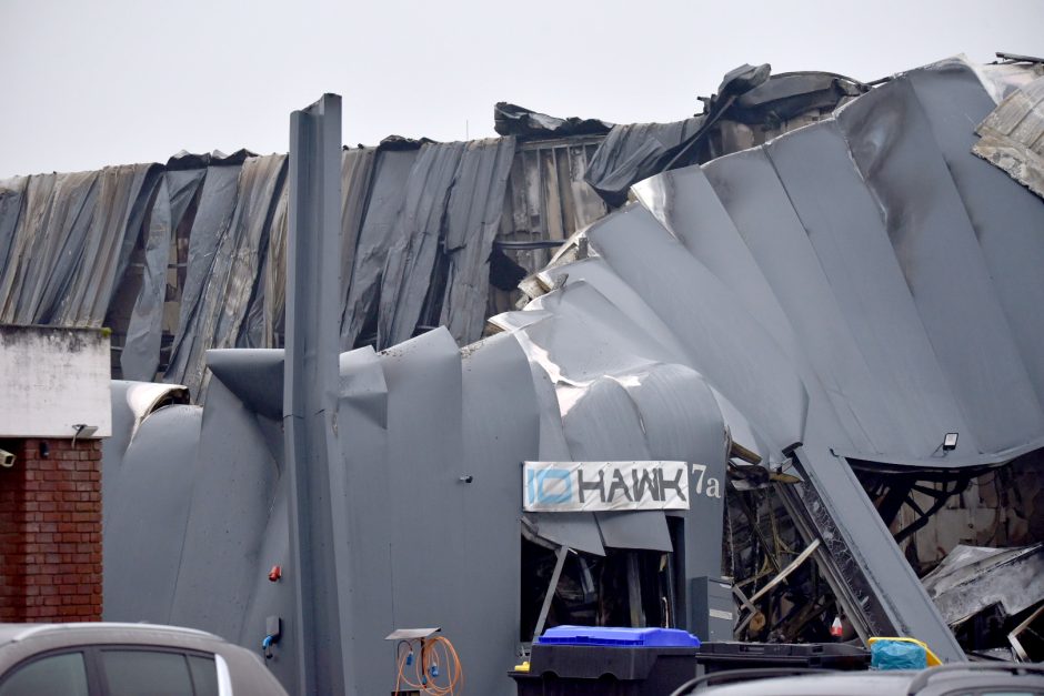Zerstörte Lagerhalle nach Großbrand in Krefeld