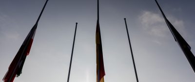 Flaggen auf Halbmast vor Landtag