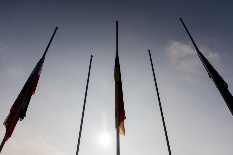 Flaggen auf Halbmast vor Landtag