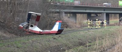 Pilot nach Absturz mit Ultraleichtflugzeug leicht verletzt