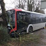 Linienbus kollidiert mit Baum – Neun Verletzte in Ratingen