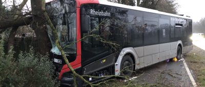 Linienbus kollidiert mit Baum – Neun Verletzte in Ratingen