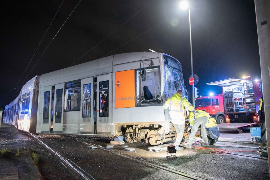 Verletzte bei Zusammenstoß zwischen Lkw und Straßenbahn in Neuss