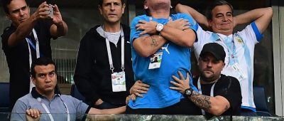 Vier Minuten nur trennten Vize-Weltmeister Argentinien und Superstar Lionel Messi bei der WM 2018 vom peinlichen Vorrunden-Aus. Ein später Treffer bedeutete doch noch das Weiterkommen. Einer litt besonders: die argentinische Ikone Diego Maradona. Vor allem sein Auftritt gegen Nigeria bereitet Fans aus aller Welt nun Sorgen. Foto: AFP