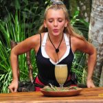 Evelyn Burdecki muss im Finale zur Dschungel-Prüfung. Es werden fünf Gänge mit je zwei Mahlzeiten serviert. Foto: TV Now / Stefan Menne