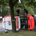 In Hamburg ist ein mit Blaulicht fahrender Rettungswagen mit einer Schwangeren auf dem Weg zur Entbindung von einem Pkw gerammt worden und umgekippt. Foto: dpa