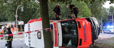 In Hamburg ist ein mit Blaulicht fahrender Rettungswagen mit einer Schwangeren auf dem Weg zur Entbindung von einem Pkw gerammt worden und umgekippt. Foto: dpa
