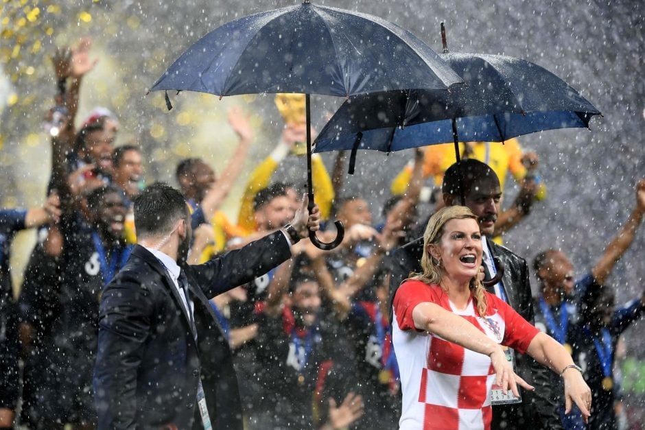 Das Luschniki-Stadion war am Sonntagabend mit einigen Staats- und Regierungschefs gefüllt. Eine stahl beim WM-Finale zwischen Frankreich und Kroatien (4:2) allen die Show: Die charmante kroatische Staatspräsidentin Kolinda Grabar-Kitarovic. Foto: AFP