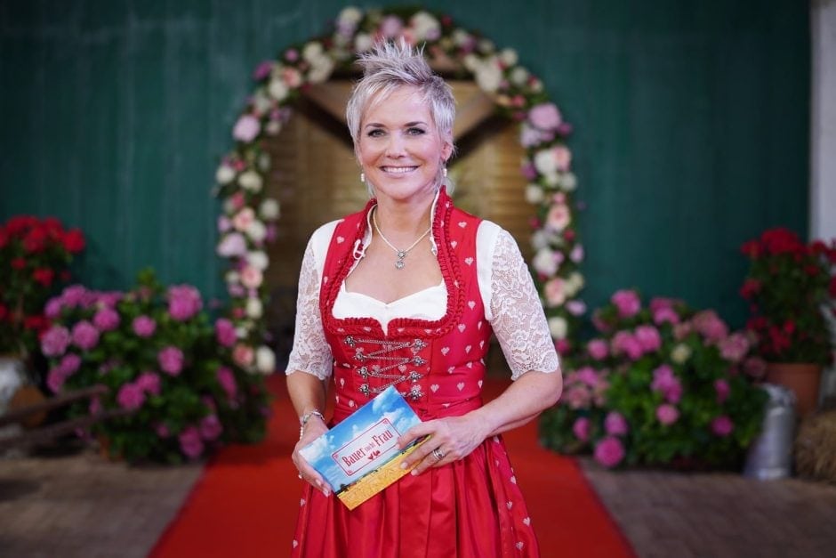 Moderatorin Inka Bause führt durch die 14. Staffel von "Bauer sucht Frau". Foto: MG RTL D / Stefan Gregorowius