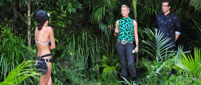 Auch am dritten Tag muss Gisele Oppermann zur Dschungelprüfung antreten. Hier begrüßen die Moderatoren Sonja Zietlow und Daniel Hartwich das Sensibelchen zur Prüfung "Abgewrackt".