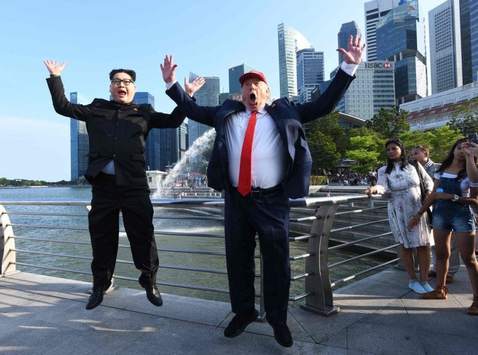 Die Doppelgänger sind schon da: Vor dem Gipfel zwischen US-Präsident Donald Trump und Nordkoreas Machthaber Kim Jong Un haben zwei ähnlich aussehende Männer in Singapur schon einmal für Aufregung gesorgt. Foto: AFP