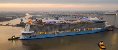 Der Kreuzfahrt-Gigant "Spectrum of the Seas" ist aus der Meyer Werft in Papenburg in Richtung Nordsee überführt worden. Hier seht ihr die Bilder. Foto: dpa/Christophe Gateau