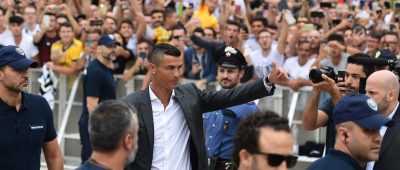 Cristiano Ronaldo ist in Turin angekommen. Foto: AFP