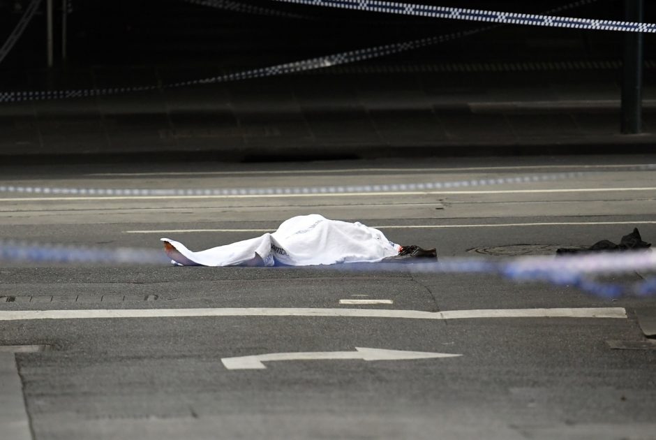 Ein Mann hat in Melbourne am Freitag mehrere Menschen mit einem Messer attackiert und schwer verletzt. Mindestens eine Person ist dabei ums Leben gekommen. Zuvor hat der Täter sein Auto in Flammen gesteckt. Foto: AFP