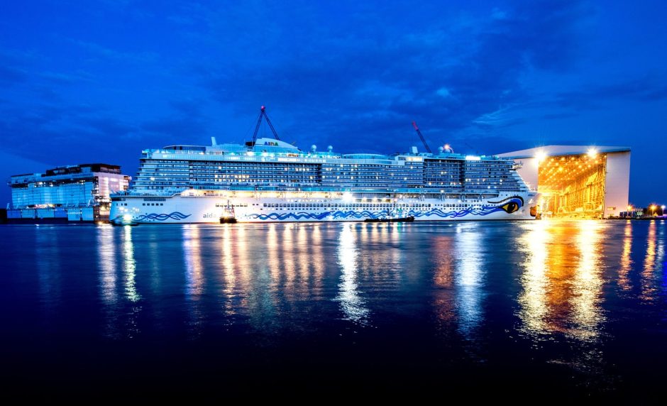 Das Kreuzfahrtunternehmen AIDA Cruises hat am Freitagabend sein neuestes Schiff AIDAnova getauft. Auf dem komplett ausverkauften AIDA Open Air fand auf dem Gelände der Meyer Werft in Papenburg vor 25.000 Zuschauern die spektakuläre Taufshow statt. Foto: dpa