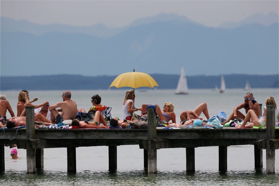 Zahlreiche Badegäste liegen auf einem Steg am Starnberger See. Sonne und Temperaturen von knapp 30 Grad Celsius locken die Menschen an. Foto: dpa