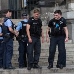 Polizisten stehen auf der Treppe des Eingangs zum Berliner Dom. Im Berliner Dom soll ein Polizist am Sonntagnachmittag auf einen Mann geschossen haben. Foto: dpa