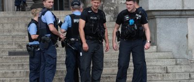Polizisten stehen auf der Treppe des Eingangs zum Berliner Dom. Im Berliner Dom soll ein Polizist am Sonntagnachmittag auf einen Mann geschossen haben. Foto: dpa