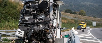 Nach Angaben der Schweizer Nachrichtenagentur SDA prallte der Bus am Sonntagmorgen auf der Autobahn A2 in Sigirino nördlich von Lugano gegen einen Pfosten mit Signalanlagen. Foto: dpa/Gabriele Putzu