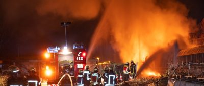 In Unkel am Rhein brennen zwei mit Spraydosen beladene Güterwaggons. Ein Großaufgebot der Feuerwehr kämpft gegen die Flammen. Foto: dpa/Frank Homann