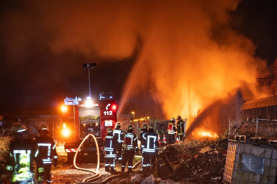 In Unkel am Rhein brennen zwei mit Spraydosen beladene Güterwaggons. Ein Großaufgebot der Feuerwehr kämpft gegen die Flammen. Foto: dpa/Frank Homann
