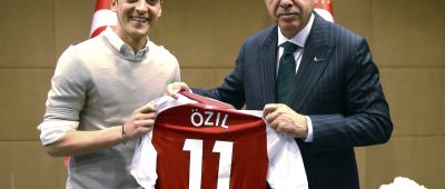 Die deutsche Presselandschaft geht heftig mit dem türkisch-stämmigen Nationalspieler Mesut Özil ins Gericht. Foto: dpa