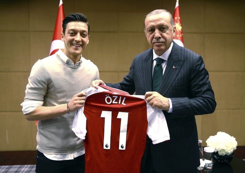 Die deutsche Presselandschaft geht heftig mit dem türkisch-stämmigen Nationalspieler Mesut Özil ins Gericht. Foto: dpa
