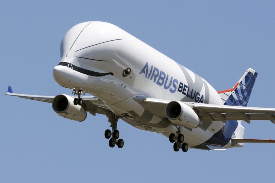 Mit seinem neuen Frachtflugzeug Beluga XL will der europäische Flugzeugbauer Airbus künftig leichter Rumpfteile und Tragflächen zwischen seinen Produktionsstandorten hin- und herbewegen. Foto: dpa