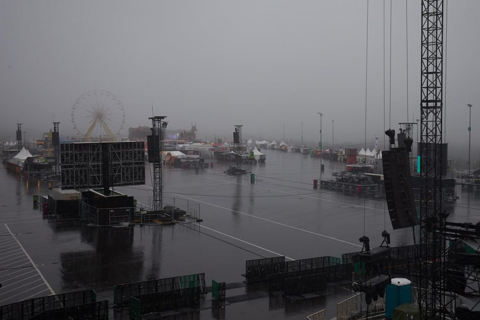 Strömender Regen fällt vor Beginn des Einlasses auf das Gelände des Musikfestivals Rock am Ring. Rund 80 Bands treten am Nürburgring auf drei Bühnen auf. Foto: dpa