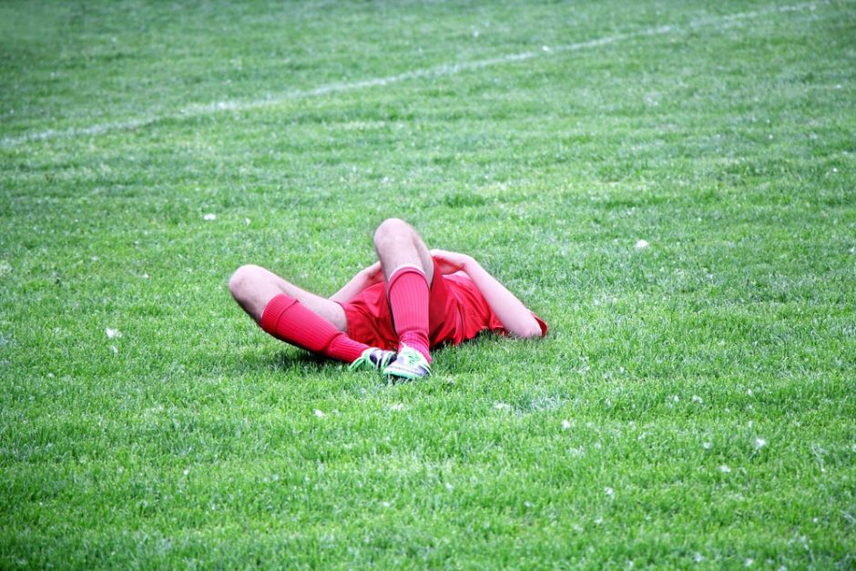 Fußballer am Boden Foul Zusammenbruch