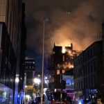 Zum zweiten Mal binnen weniger Jahre ist das historische Gebäude der Kunsthochschule im schottischen Glasgow bei einem Großbrand schwer beschädigt worden. Das 2014 schon einmal ausgebrannte Gebäude der renommierten Glasgow School of Art geriet in der Nacht zum Samstag erneut in Brand. Verletzt wurde nach Angaben der Feuerwehr aber niemand. Foto: dpa