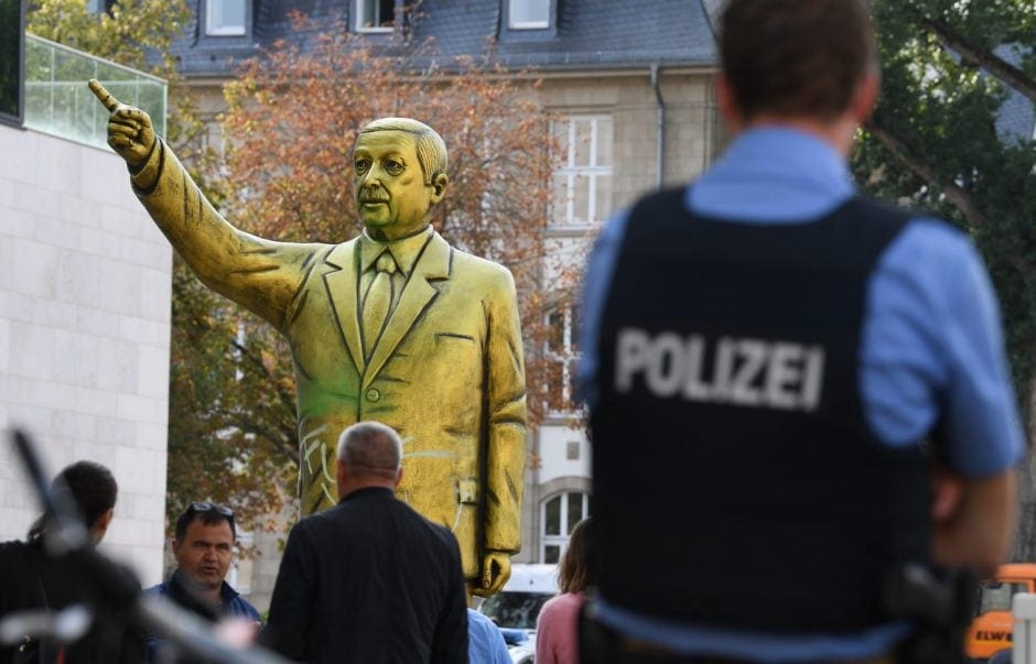 Auf einem Platz in Wiesbaden ist eine goldene Statue des türkischen Präsidenten Recep Tayyip Erdogan errichtet worden. Foto: dpa