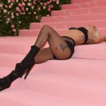 Gastgeberin Lady Gaga nutzte den Teppich als Laufsteg und Umkleide und präsentierte in kürzester Zeit verschiedene Kostüme